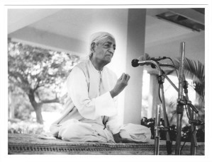 Jiddu Krishnamurti (Telugú:జిడ్డు కృష్ణమూర్తి) o J. Krishnamurti (n. 12 de mayo de 1895, en Madanapalle, Andhra Pradesh, India – 17 de febrero de 1986, en Ojai, California, Estados Unidos), fue un conocido escritor y orador en materia filosófica y espiritual. Sus principales temas incluían la revolución psicológica, el propósito de la meditación, las relaciones humanas, la naturaleza de la mente y cómo llevar a cabo un cambio positivo en la sociedad global. Krishnamurti nació en la ciudad de Madanapalle, Andhra Pradesh, en la India colonial, y fue descubierto en 1909, cuando aún era un adolescente, por Charles Webster Leadbeater en las playas privadas del centro de la Sociedad Teosófica de Adyar en Madrás, India. Posteriormente fue adoptado y criado bajo la tutela de Annie Besant y C.W. Leadbeater dentro de la Sociedad Teosófica, quienes vieron en él a un posible Líder Espiritual. Sin embargo, rehusó a ser el mesías de un nuevo credo, hasta que en 1929 disolvió la orden creada para ese fin.1 Alegaba no tener nacionalidad, ni pertenecer a ninguna religión, clase social, o pensamiento filosófico. Pasó el resto de su vida como conferenciante y profesor viajando por el mundo y enseñando sobre la mente humana, tanto a grandes como a pequeños grupos. Fue autor de varios libros, entre ellos La libertad primera y última libertad, La única revolución y Las notas de Krishnamurti. A la edad de 90 años dio una conferencia en la ONU acerca de la paz y la conciencia, y recibió la Medalla de la Paz de la ONU en 1984. Su última conferencia fue dada un mes antes de su muerte en 1986. Paradójicamente, sus continuadores fundaron varias escuelas, en la India, Inglaterra y Estados Unidos; y tradujeron en varios idiomas muchos de sus discursos, publicándolos como libros filosóficos. La biógrafa Mary Lutyens escribió un libro acerca de la juventud de Krishnamurti cuando vivía en la India, Inglaterra, y finalmente en Ojai, California titulada Krishnamurti: The Years of Awakening. Ella formaba parte de la Orden de la estrella, organización fundada para Krishnamurti cuando este aún era muy joven. Por ello, lo conoció desde su adolescencia hasta su muerte. Este libro posee muchos detalles acerca de su vida durante ese periodo, algunos de ellos rara vez fueron tratados por él. Lutyens escribió tres volúmenes adicionales de la biografía: The Years of Fulfillment (1983), The Open Door (1988), y Krishnamurti and the Rajagopals (1996). Adicionalmente, publica y abrevia los tres primeros volúmenes en el libro The Life and Death of Krishnamurti (1991). Otras biografías de Krishnamurti son: Krishnamurti, A Biography (1986), por Pupul Jayakar y Star In the East: Krishnamurti, The Invention of a Messiah (2002), por Roland Vernon.